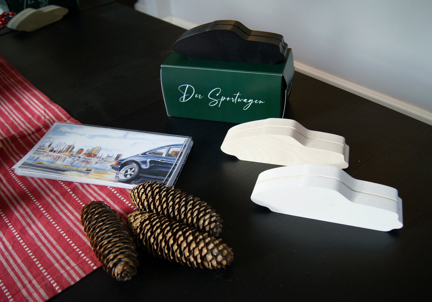 H4 "Der Sportwagen" - Skulptur von Uli Ehret - matt weiß handlackiert