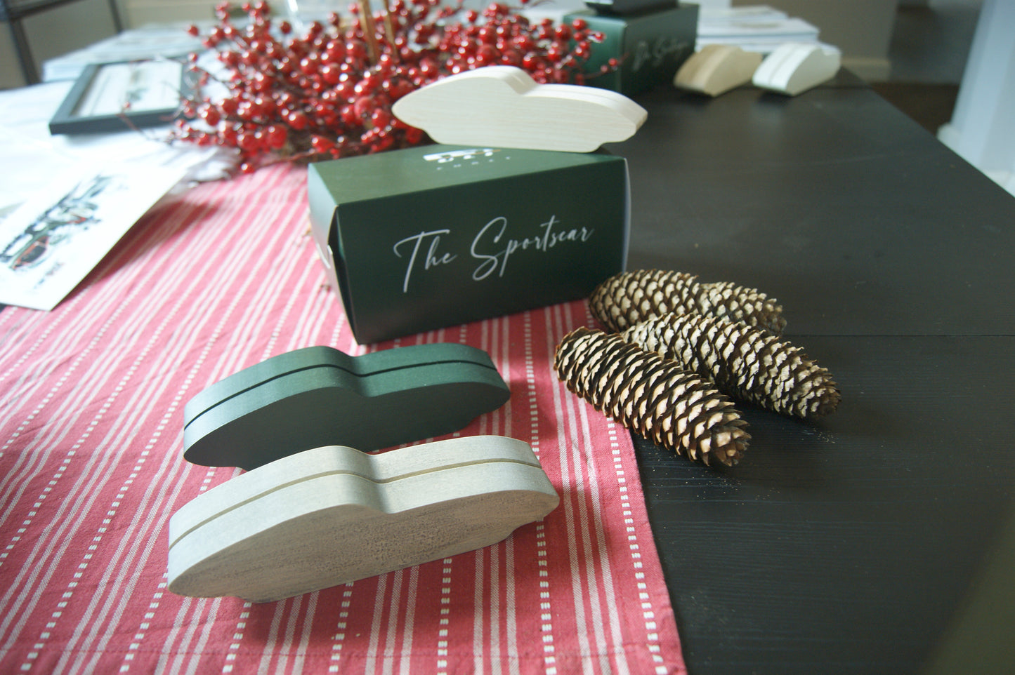 H2 'The Sportscar'  Skulptur von Uli Ehret / Dunkelgrün handlackiert