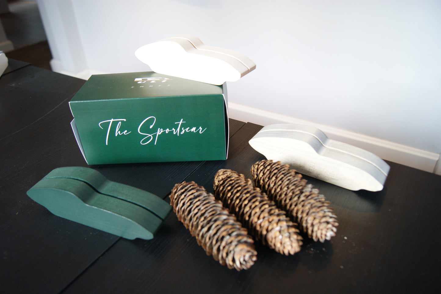 H2 'The Sportscar'  Skulptur von Uli Ehret / Dunkelgrün handlackiert