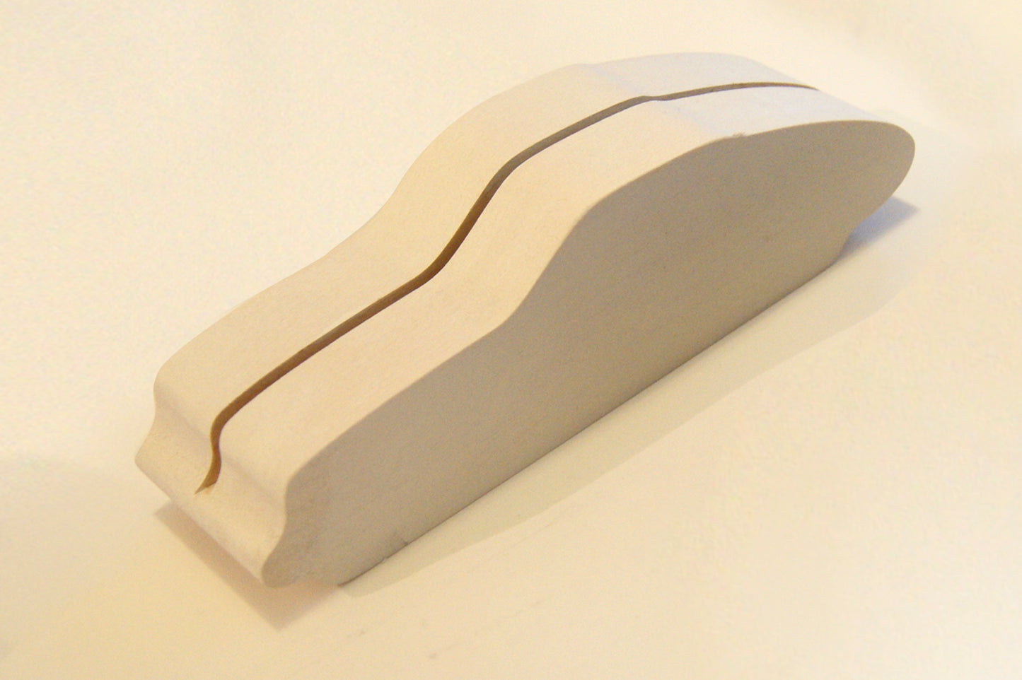 H4 "Der Sportwagen" - Skulptur von Uli Ehret - matt weiß lackiert