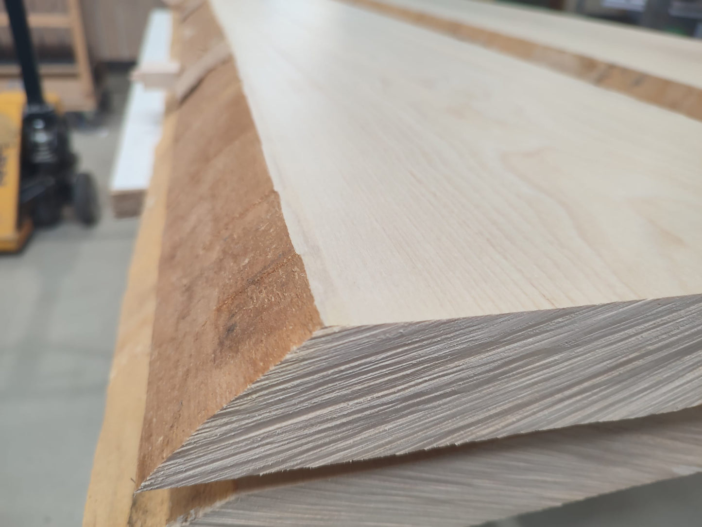 H4 "Der Sportwagen" - Skulptur von Uli Ehret - matt weiß lackiert